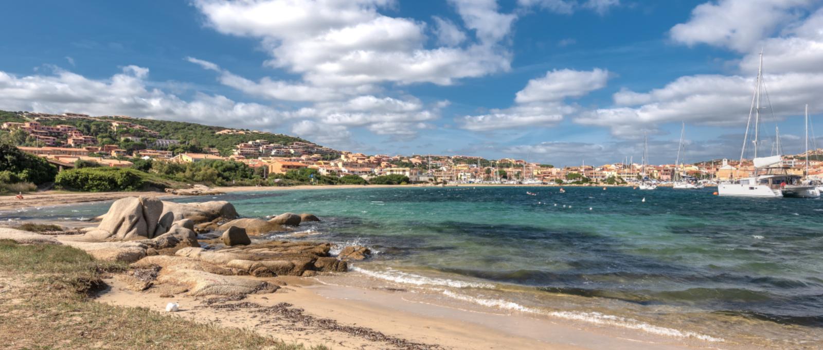 CERDEÑA, BARCO + HOTEL «Residence Palau Green Village (Capo d’ Orso)» Salidas desde BARCELONA